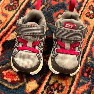 Nike Girl Gray and Pink Sneakers 3C 🩷